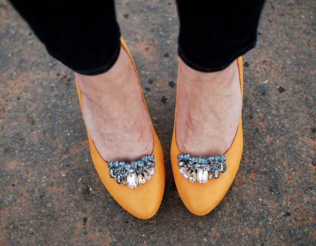 Using shoe clips to zhuj up coloured heels