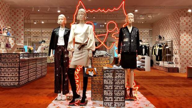 Louis Vuitton и Chanel опять подняли цены. Кому выгодно подорожание люкса
