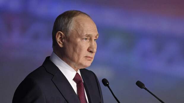 Путин поздравил артистов с профессиональным праздником