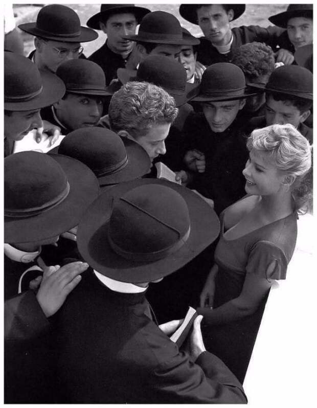 Итальянская актриса Алласио Мариса в окружении поклонников, Рим, 1955 год.