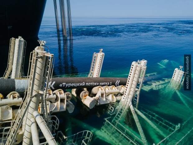 Судно Pioneering Spirit направилось в Чёрное море для укладки «Турецкого потока» Судно Pioneering Spirit направилось в Чёрное море для укладки «Турецкого потока»