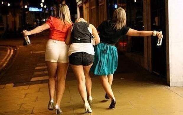 Садятся в такси три пьяных девушки. ... Улыбнемся)))