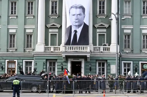 На Новодевичьем кладбище проходит прощание с Владимиром Жириновским