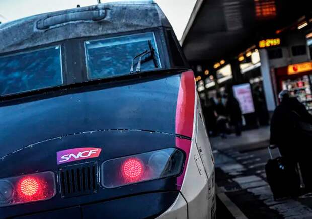 Самоубийство машиниста чуть не стало убийством 400 человек. Железнодорожник выбросился из кабины поезда на скорости 300 км/ч, пассажиров спасла автоматика