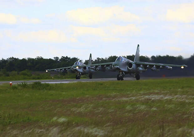 Штурмовики Су-25 ВКС России уничтожили замаскированные укрепленные полевые позиции и бронетехнику ВСУ
