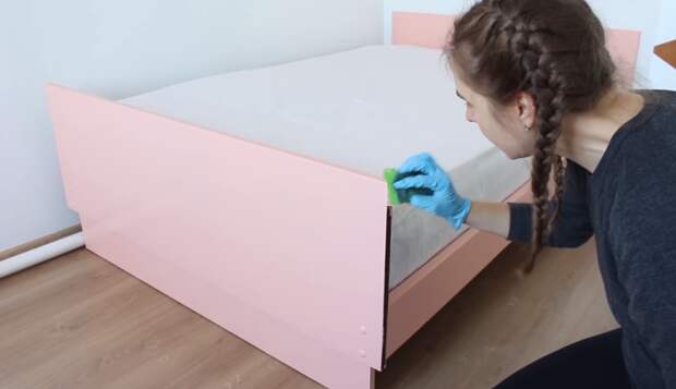 Торцы спинки кровати лучше покрасить после установки матраса, это можно сделать с помощью обычной губки. | Фото: youtube.com/ Bubenitta.