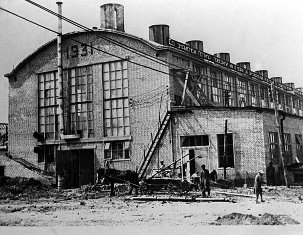 На фото: во время строительства завода "Калибр" в 1931 году.