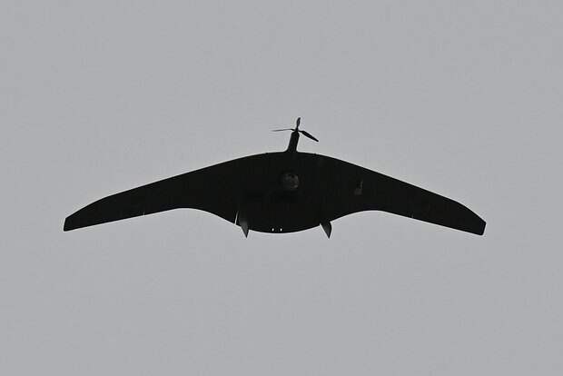 Беспилотник врезался в жилую многоэтажку в российском городе