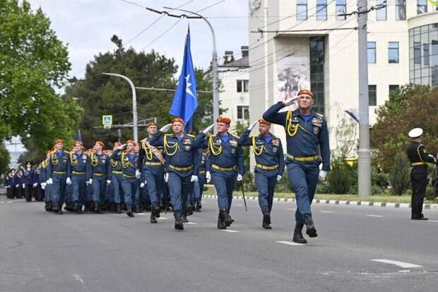 Новороссийск отметил День Победы с парадом и колонной военной техники