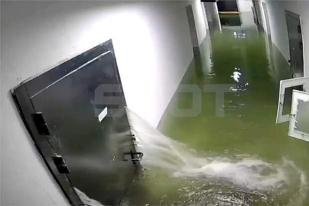 Мощный поток воды выбил дверь и затопил паркинг ЖК в российском городе