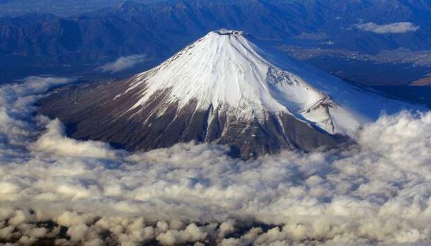 Фудзияма – это стратовулкан конической формы, образованный из затвердевших слоев базальтовой лавы и пепла (Япония). | Фото: ethnomir.ru.