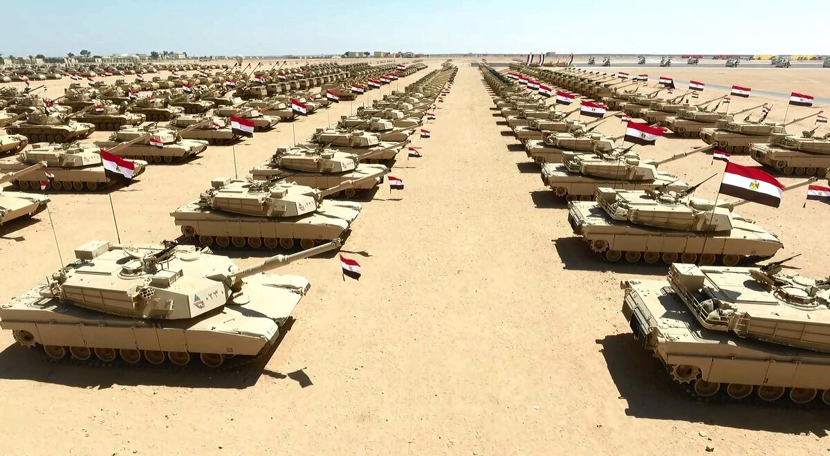 Танковая армада из американских M1A1 Абрамс Вооружённых сил Египта.