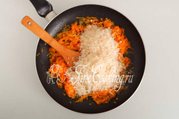 Сливаем воду с риса и перекладываем его к овощной зажарке