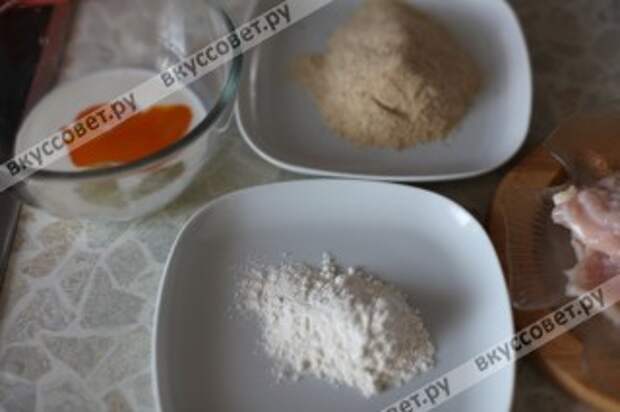Готовим три миски с: мукой, сухарями, смешиваем яйца с молоком и солью