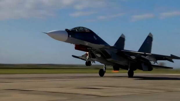 Уничтожение БЭК российскими Су-30СМ2 в акватории Черного моря. Кадры Минобороны РФ.