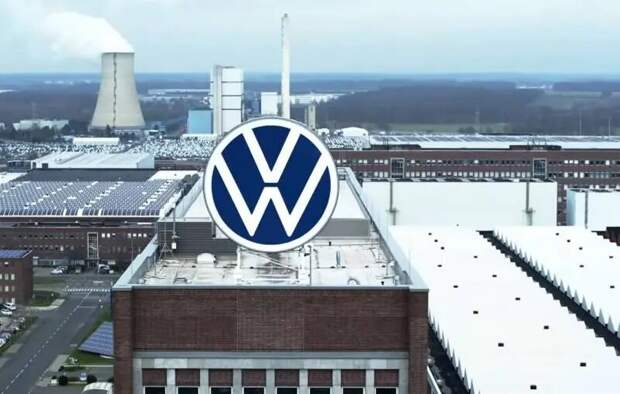 Нынешняя осень стала для немецкого автогиганта Volkswagen (VW) самым тяжёлым периодом за последнее десятилетие.