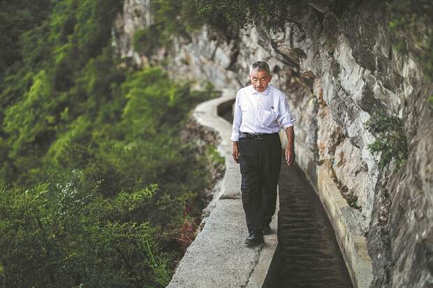 85-летний Хуан Дафа прогуливается вдоль канала, 2018 г. Фото: chinadaily.com.cn 85-летний Хуан Дафа прогуливается вдоль канала, 2018 г. Фото: chinadaily.com.cn