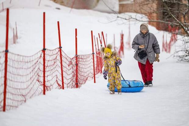 Зимние забавы: как кататься на ватрушках и лыжах безопасно