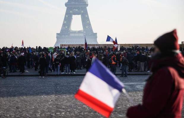 По всей Франции люди вышли на протесты против санитарных ковид-пропусков