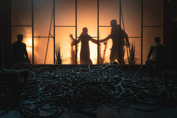 Сцена из спектакля «Перевал»