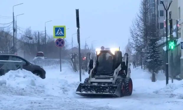 Ноябрьские снегопады не дают скучать дорожным службам столицы Ямала