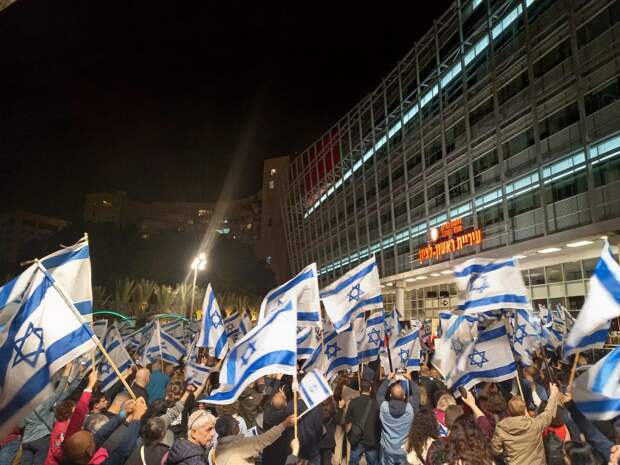 Протестанты в Израиле пригрозили поджечь страну
