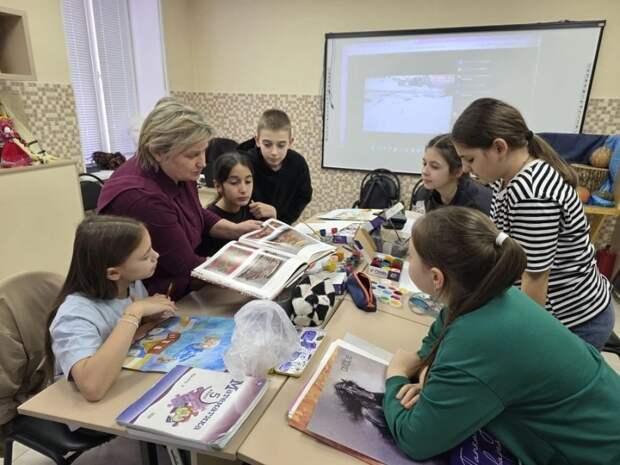 Обучающимся Гиагинской детской школы искусств рассказали о народных промыслах России