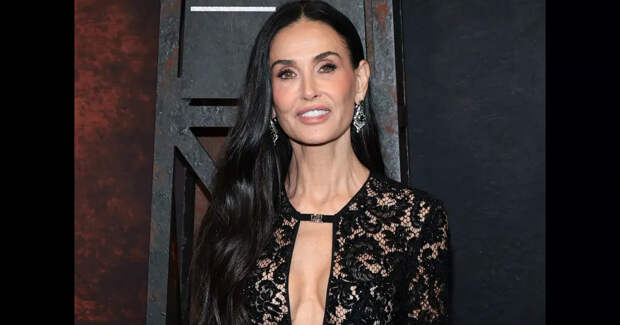 Деми Мур вышла в свет в "голом" платье