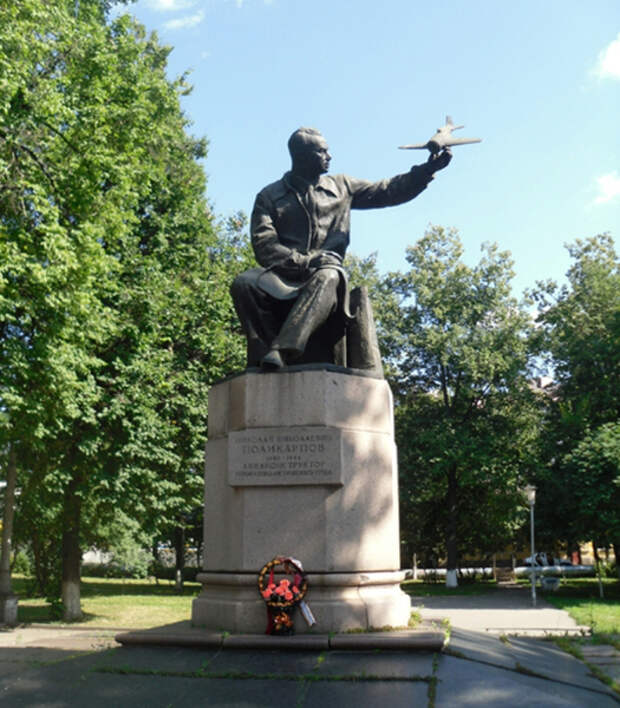 6.Памятник Н.Н.Поликарпову. Установлен в г.Орёл в сквере Поликарпова.