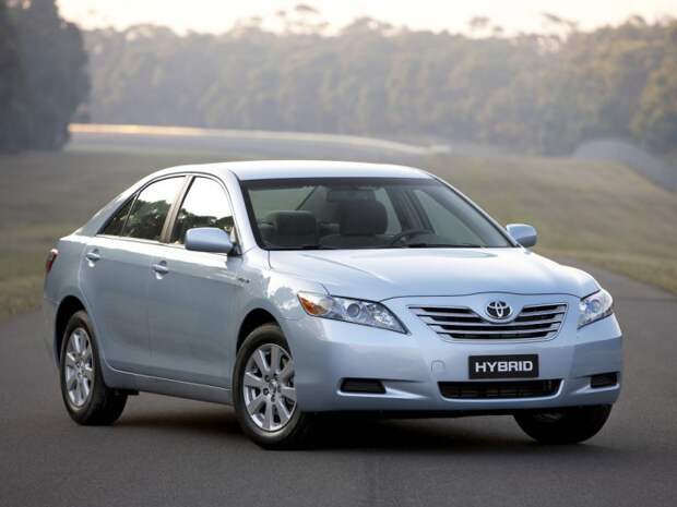 Toyota Camry: высокая экономичность и вместительный салон.