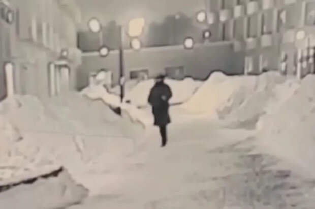 ФСБ показала кадры бегства киллера с места покушения на генерала Алексеева