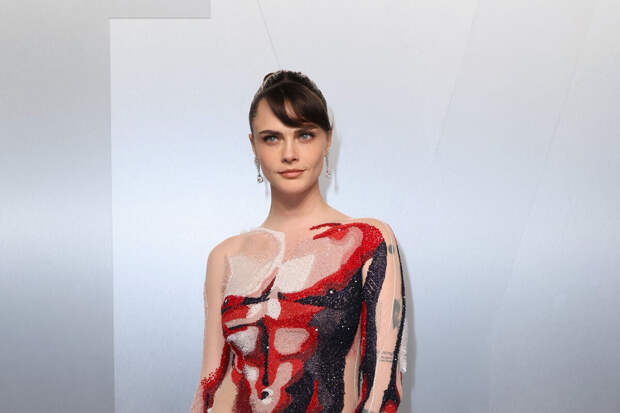 Модель Кара Делевинь в платье с изображением тела пришла на вечеринку