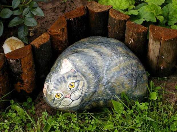 Фигуры животных, нарисованные на камнях