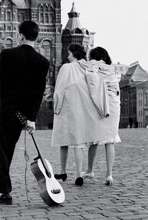 Как встречали рассвет выпускники в 1950-е годы. СССР, Москва. Автор фотографии: Юрий Кривоносов. Как встречали рассвет выпускники в 1950-е годы. СССР, Москва. Автор фотографии: Юрий Кривоносов.