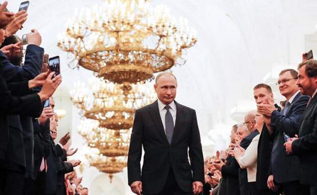 На фото: Избранный президент России Владимир Путин (в центре) на церемонии инаугурации в Андреевском зале Большого Кремлевского дворца