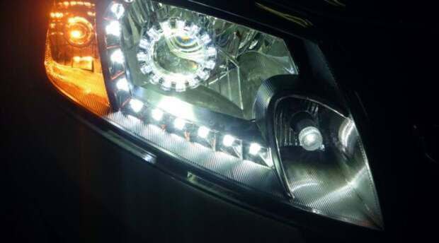 Осветительные приборы также стареют. Осветительные приборы также стареют.