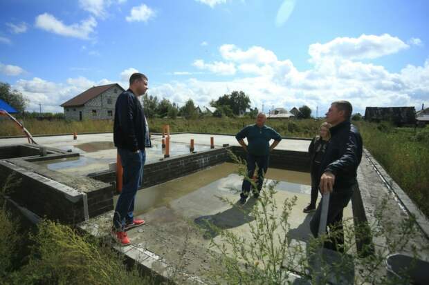 Пострадавшие от компании "Малоэтажная Сибирь" Сергей (справа) и его отец (в центре) / Фото: Екатерина Смолихина