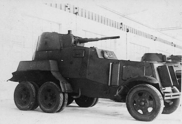 Захваченный советский бронеавтомобиль БА-10М в ангаре испытательного полигона Куммерсдорф. На листах корпуса и башнях проставлены толщины броневых листов. военная техника, вторая мировая война, история