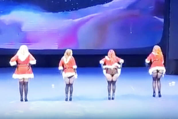 «Стриптиз» Санта-Клаусов на новогоднем детском шоу в российском городе попал на видео