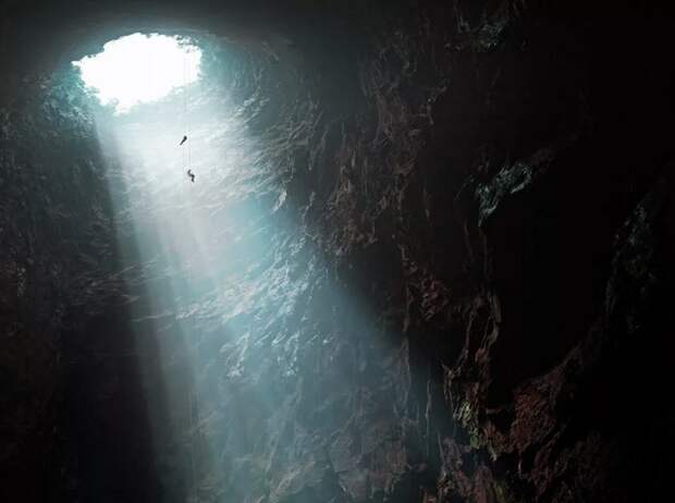 "Бездна в земле, куда поместится небоскреб": что увидели люди, когда попали в 400-метровую пещеру
