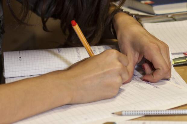 Девушки студентки. Давайте обсудим картинки. Эмоции школьника. Обсуждения надпись. Давайте обсудим картинки.