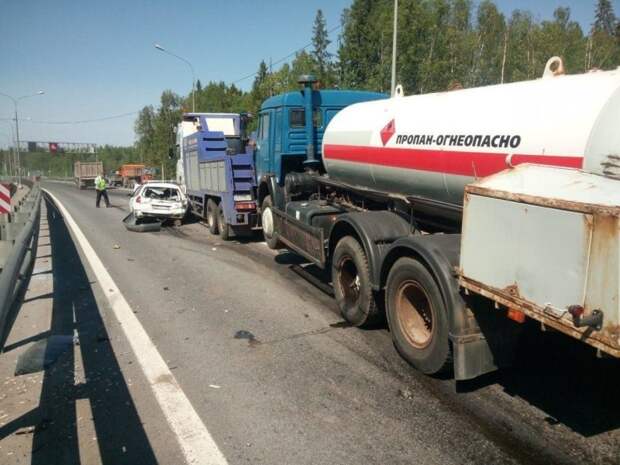 Авария дня. ДТП с участием двух грузовых и легкового автомобиля в Ленобласти nissan, авария, авария дня, авто, авто авария, видео, дтп, лихач