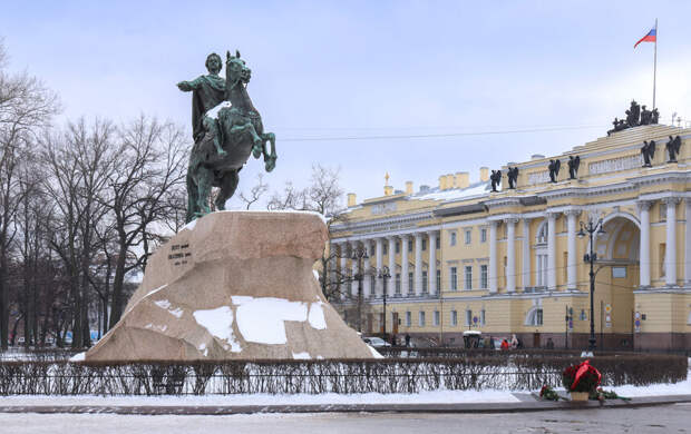 Александр Беглов возложил цветы к «Медному всаднику»