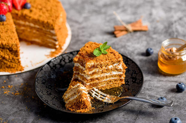 Эксперт Кузнецова: долгий срок хранения торта — маркер искусственных добавок