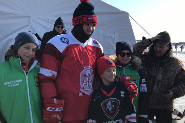 На льду Байкала состоялся хоккейный матч