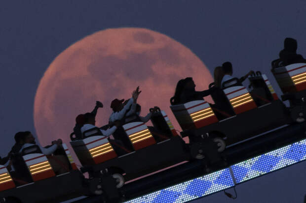 Над Москвой заметили "розовую" Луну