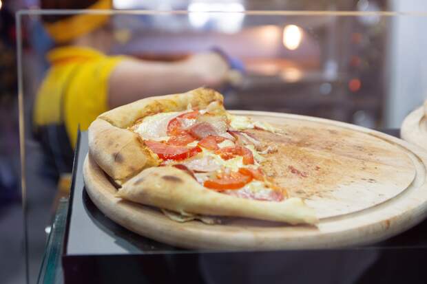 Поход в пиццерию погубил женщину и отправил в больницу более сотни человек