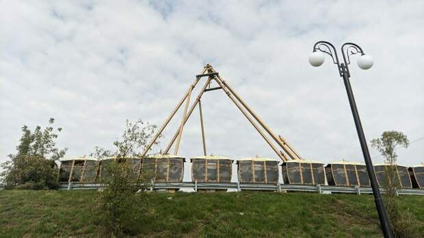 Что осталось от колеса обозрения в Барнауле / Фото: amic.ru / Екатерина Смолихина