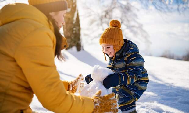 10 зимних игр с ребенком на улице