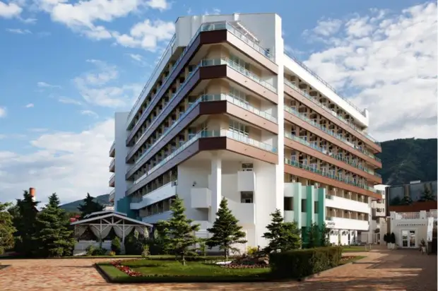 Два человека погибли при обрушении стены отеля в Геленджике